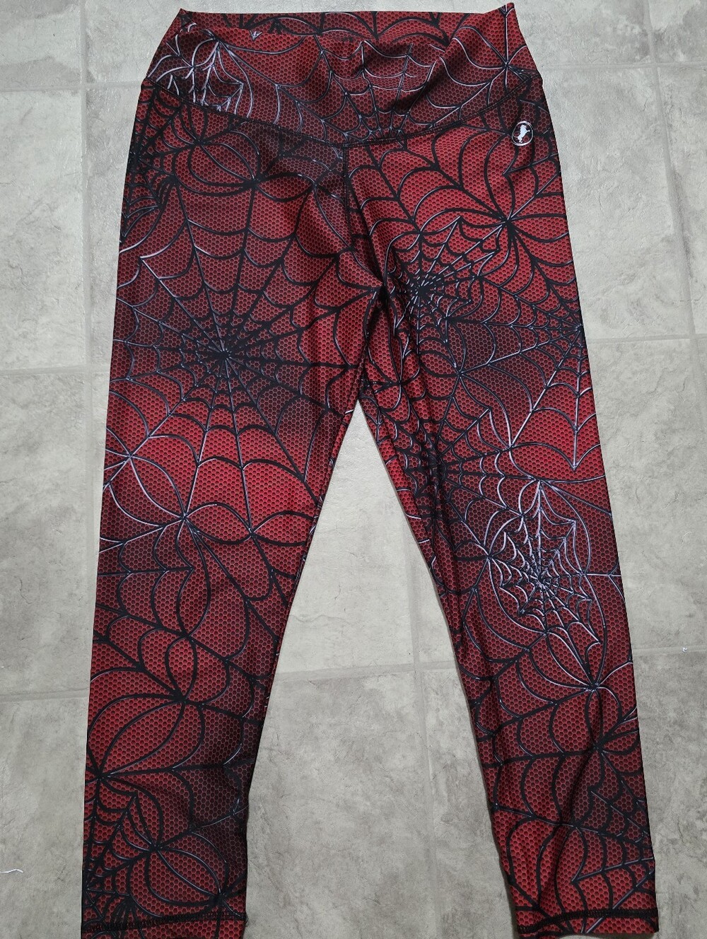 Red Spiderweb Capris - Picture 3 of 8